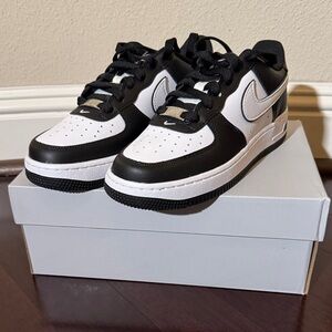 Nike Kids Air Force 1 LV8 (GS), Size 5.5 Y